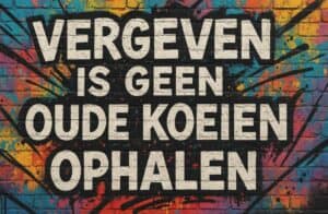 Graffiti op een kleurrijke muur met de tekst “Vergeven is geen oude koeien ophalen” in grote witte blokletters.